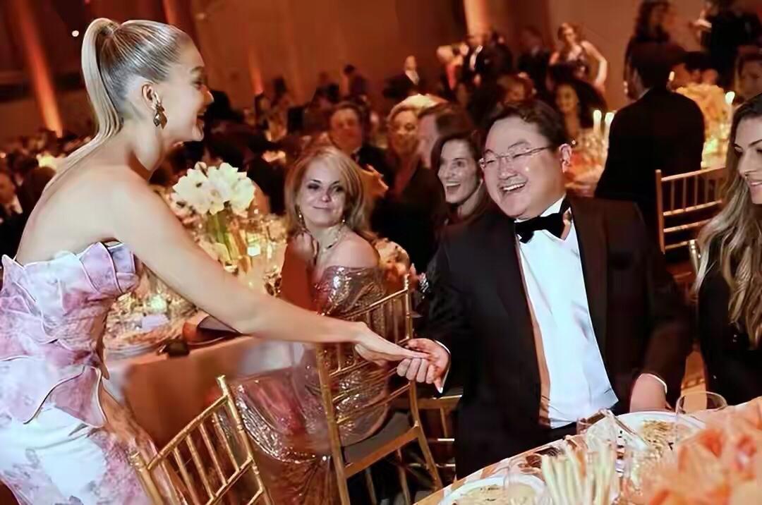 花几十亿骗世界名模,花300亿的华裔富豪