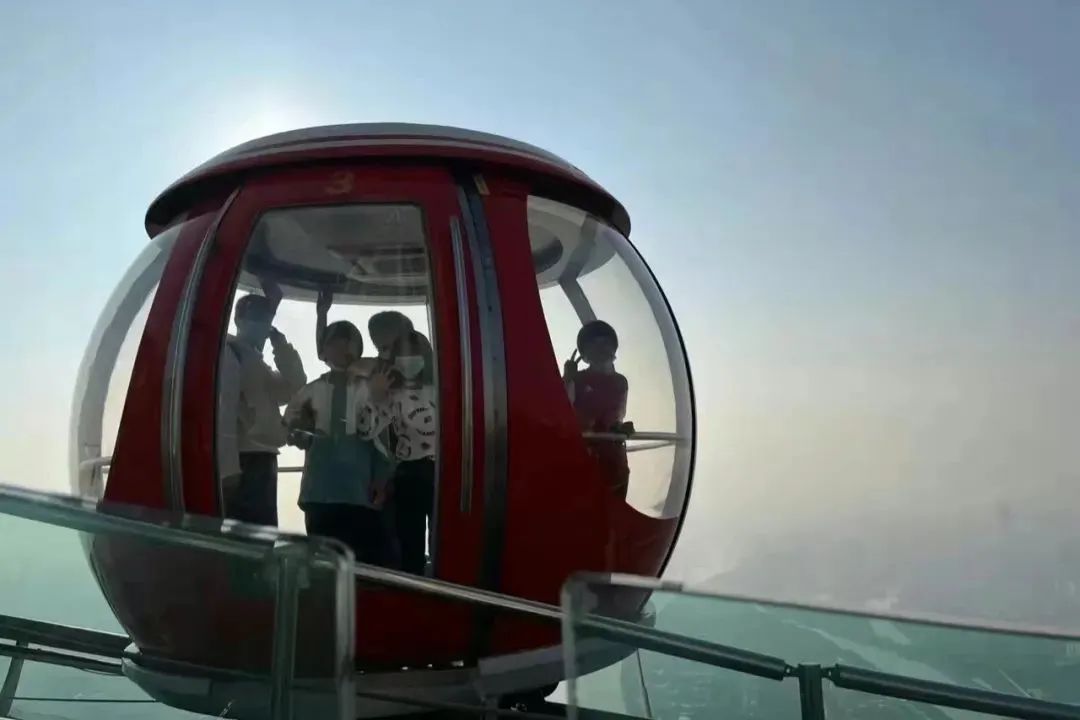 一个胖子辅导女孩,一个胖子教打球