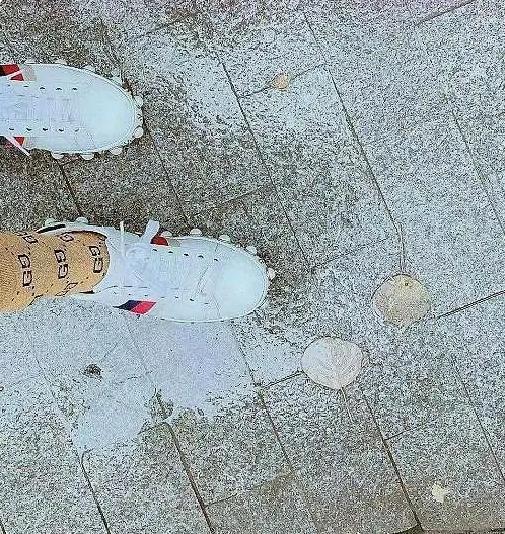 前脚洗,后脚丢!学生丢800元一双袜子终暴雷,高中生炫富炫在脚上