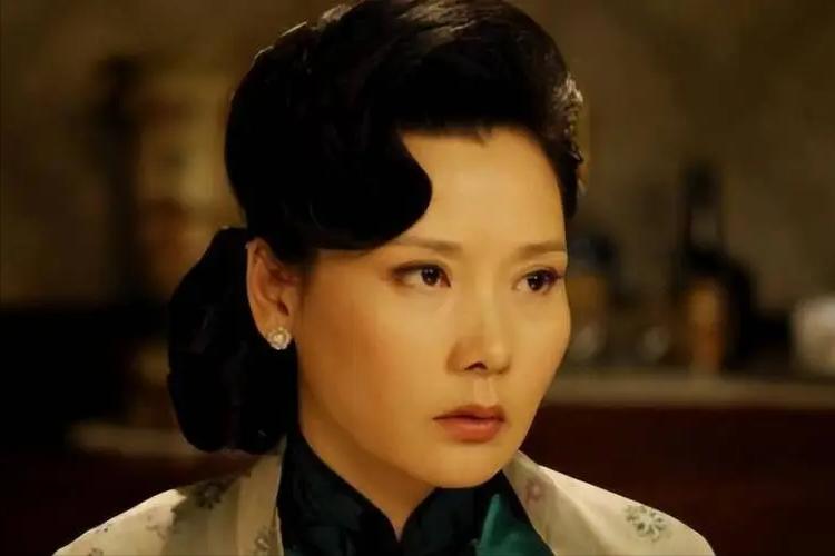 何赛飞嫁给老公的原因,何赛飞与妹妹同台十年演夫妻