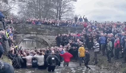 英国最疯的球赛，王室都被揍出鼻血