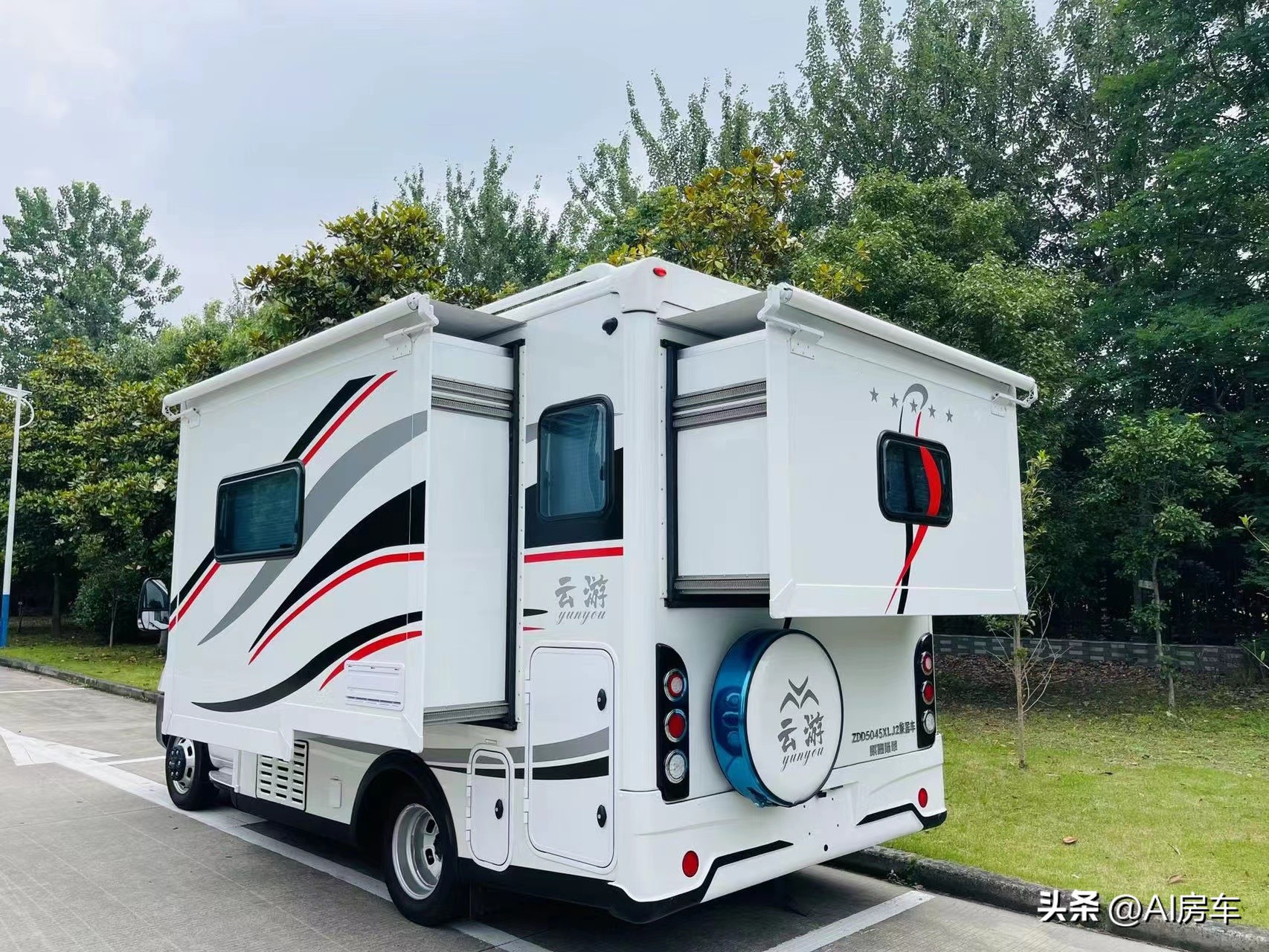 轻卡超大太阳能房车,800瓦太阳能配多大电池