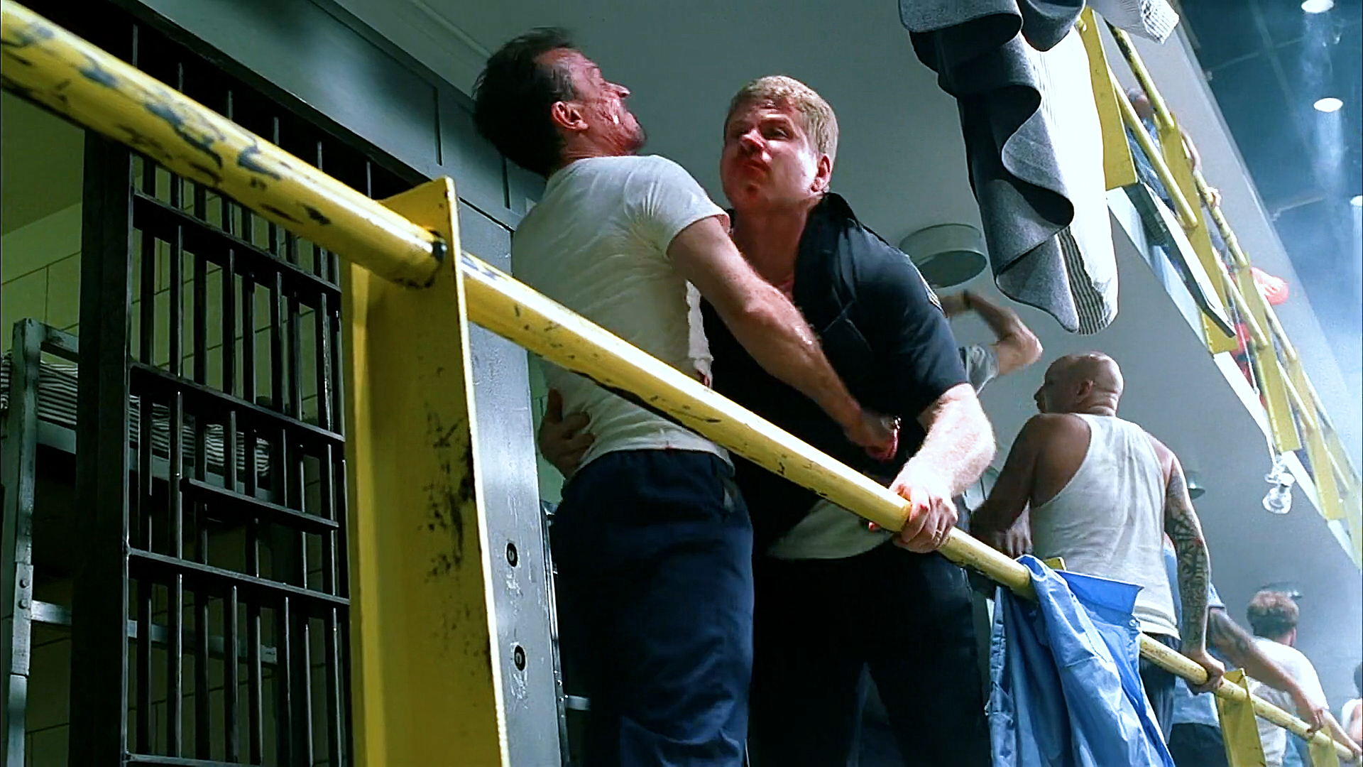 越狱7：监狱*乱暴**囚犯失控，迈克不惜暴露计划，从逃生通道救萨拉