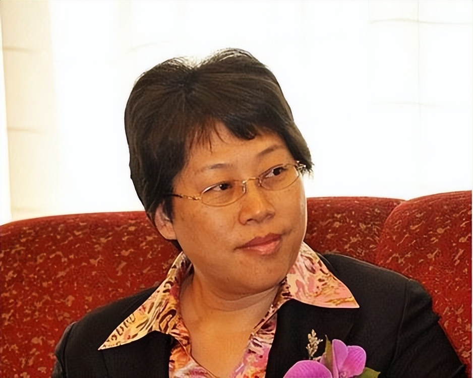 一部手机卖99元，坚持20年不倒闭的荣秀丽，是如何生存至今的