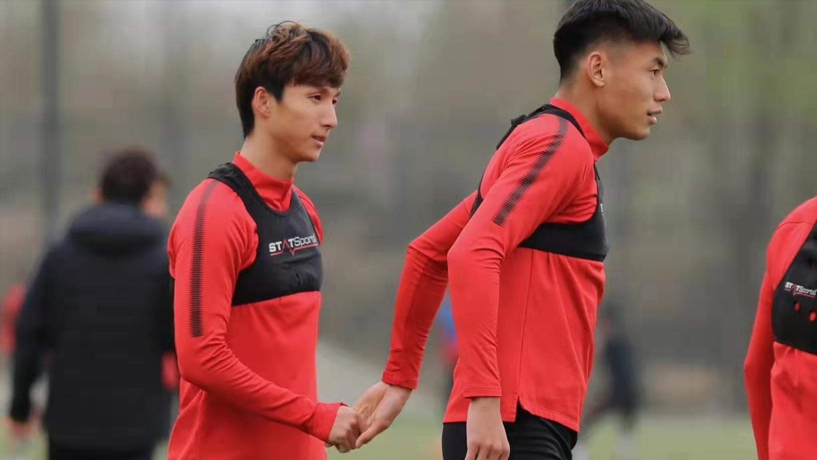 32岁国脚转会,国足中场后腰徐新