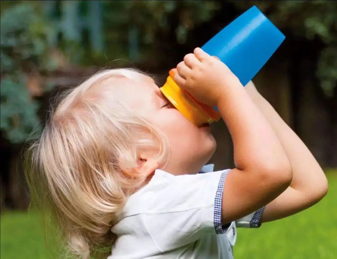儿童用哪个牌子的塑料水杯最安全,十几块钱的塑料水杯可以用吗