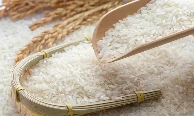 女子超市买250斤过期大米索赔,女子超市买250斤过期大米索赔被打