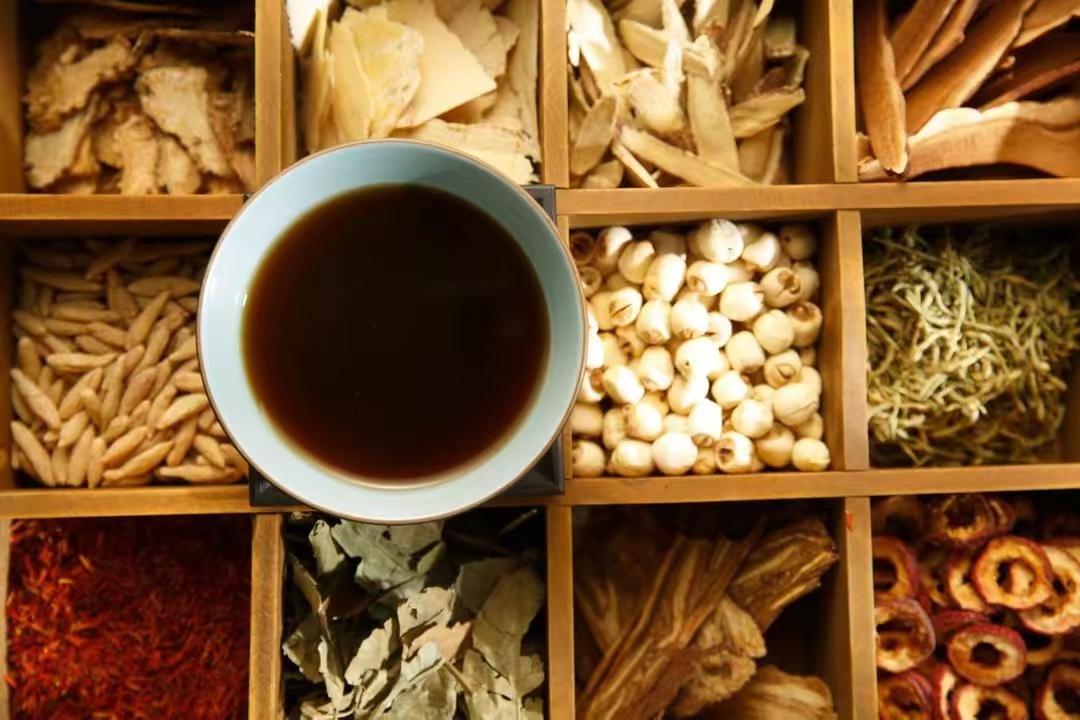 牛皮癣起红斑凸起是不是很严重,身上长牛皮癣的地方发黑发紫