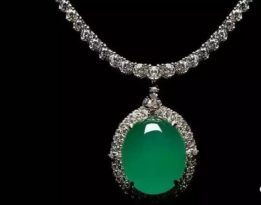 65岁大爷坚持买下这块翡翠原石,大爷买帝王翡翠