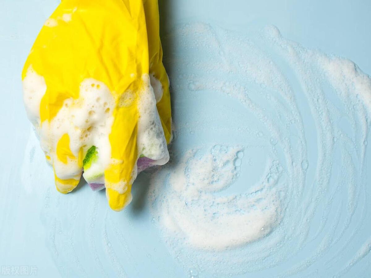 用小苏打和醋厕所水垢清除妙招,厕所水垢堵了用什么办法