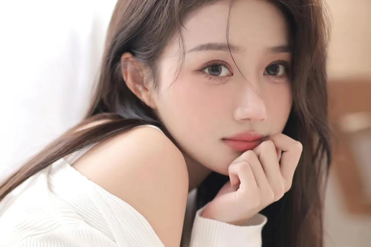 甜宠，嘴硬心软军长VS狡黠腹黑小萝莉《军长的青梅小萌妻长大了》