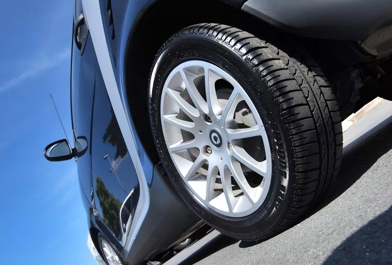 宽轮胎和窄轮胎哪个更好用,汽车宽轮胎和窄轮胎有什么区别