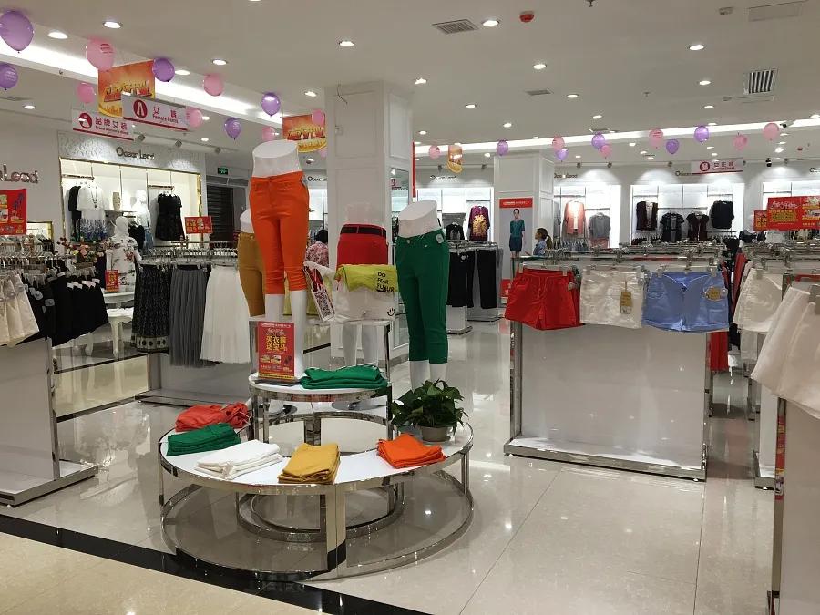 同品牌实体店衣服和网上有区别吗,网上卖衣服款式一样价格不一样