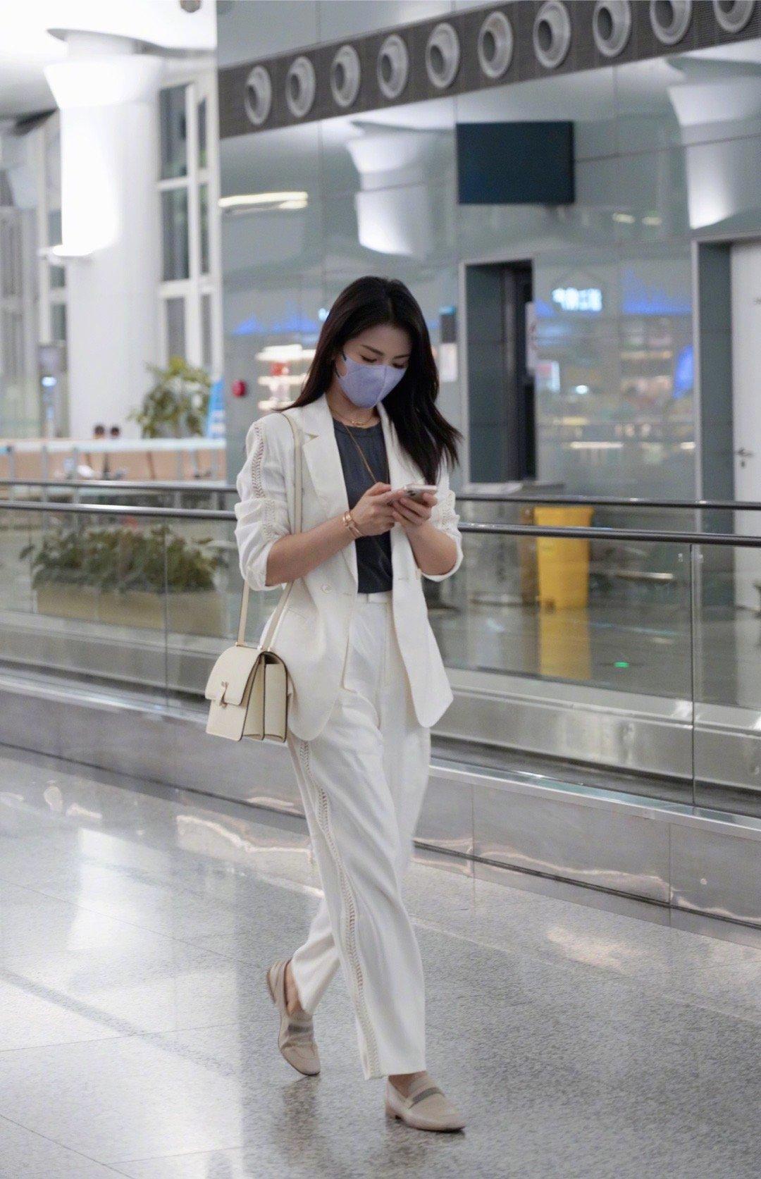 西装黑色好看还是白色好看,白色西装好看还是黑色西装好看