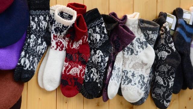 云南小伙摆地摊卖袜子半年翻身,摆摊小伙赚87万