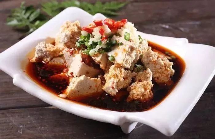 药王故里美丽铜川,踢着足球骑摩托