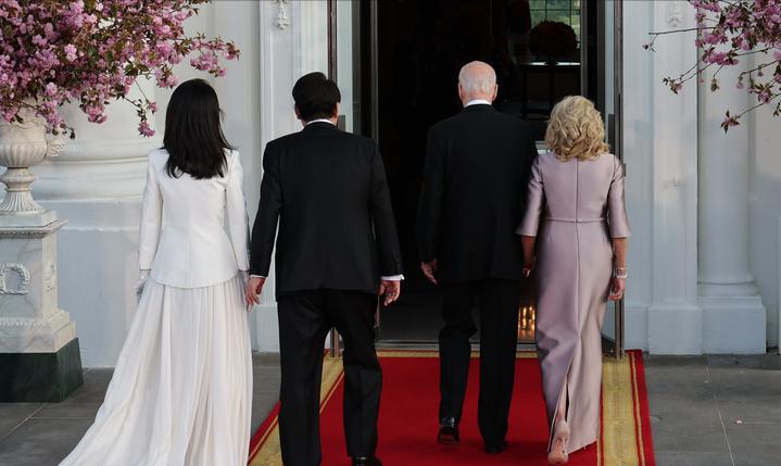 韩国第一夫人走红毯,韩国第一夫人穿韩服