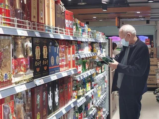 白酒勾兑和纯粮酒瓶标志,白酒酒瓶上没有配料标识是什么酒