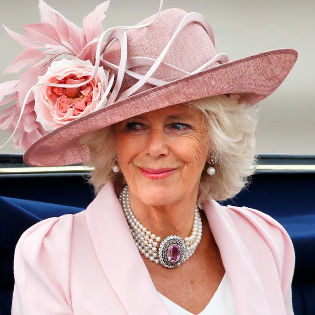 英国王后卡米拉年轻时身材好吗,卡米拉黛妃的珠宝