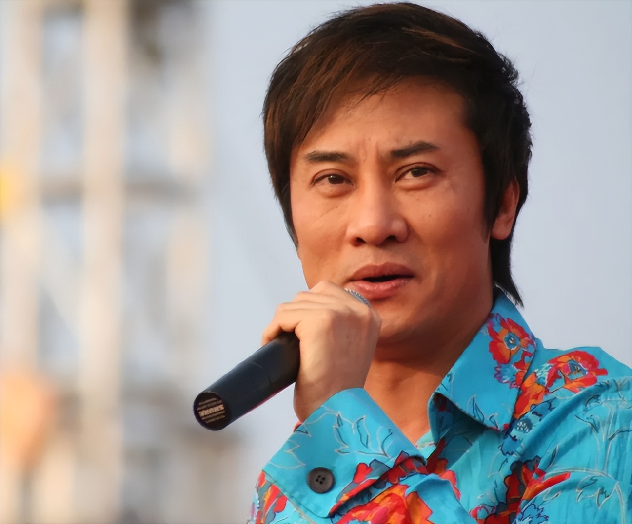 江涛高清图片,歌手江涛的肿脸近照