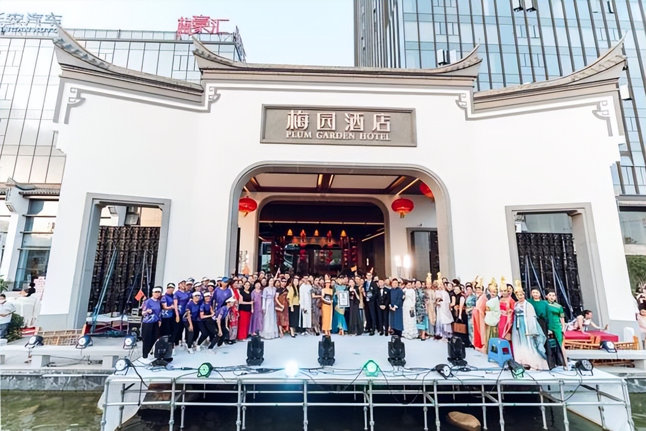 最多人身穿华服手工制作香囊（多场地）挑战世界纪录在榕成功举办