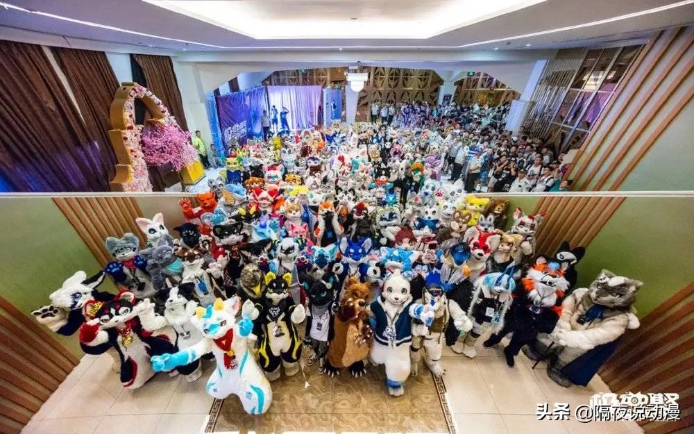 让打工人父母破防的“00后账单”，究竟是真爱？还只是韭菜？