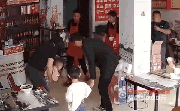 男童卡喉躺在地上翻滚难受,男孩被糖卡喉咙店主发现立马抢救