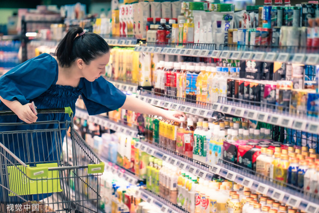 男子超市投放过期火腿肠被发现,面试热点外卖小哥