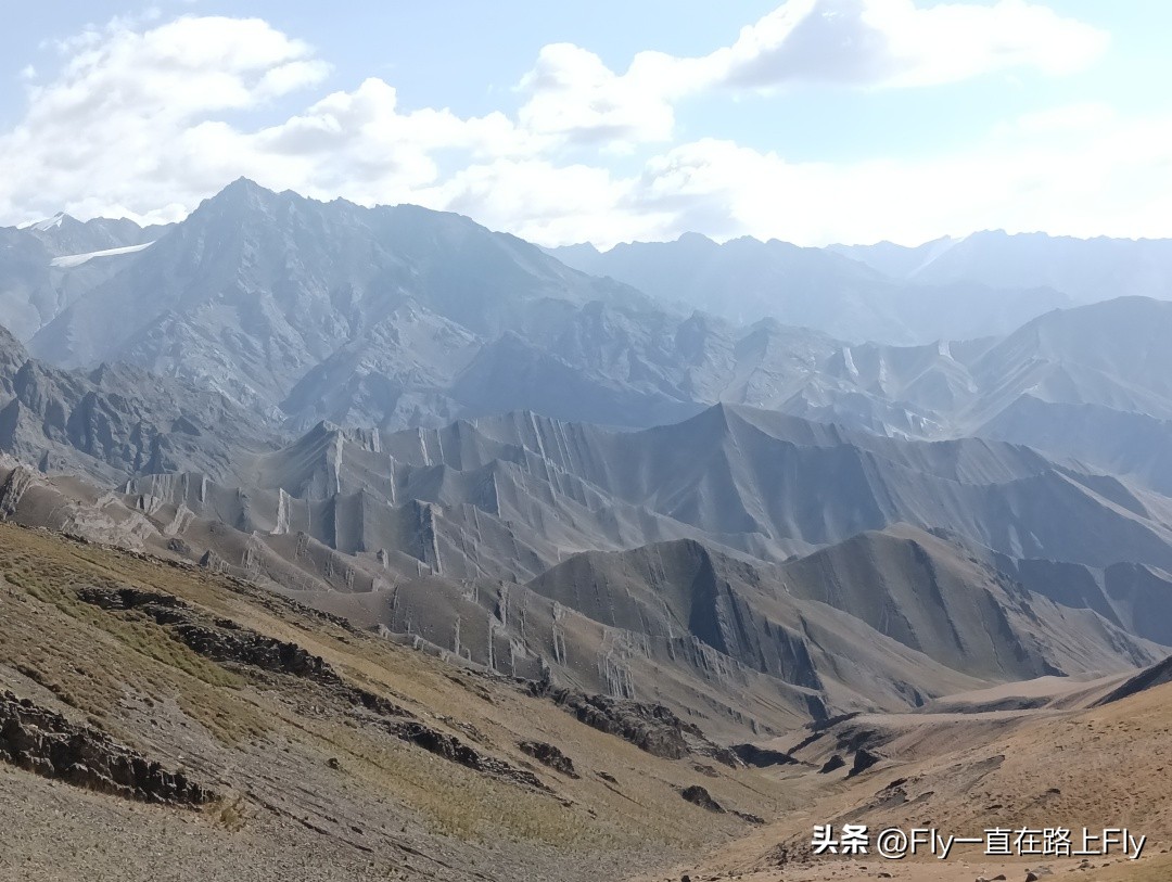 穿越博格达峰脚下冰湖之旅,徒步穿越新疆博格达峰