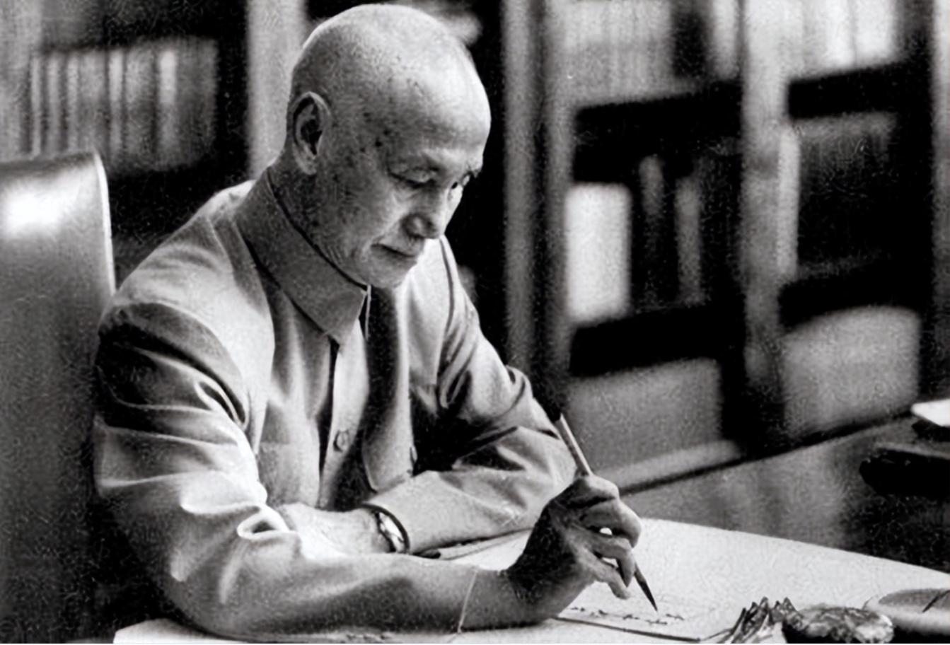 我国领导人都是如何评价蒋介石的?周总理评语中肯,毛主席最精辟