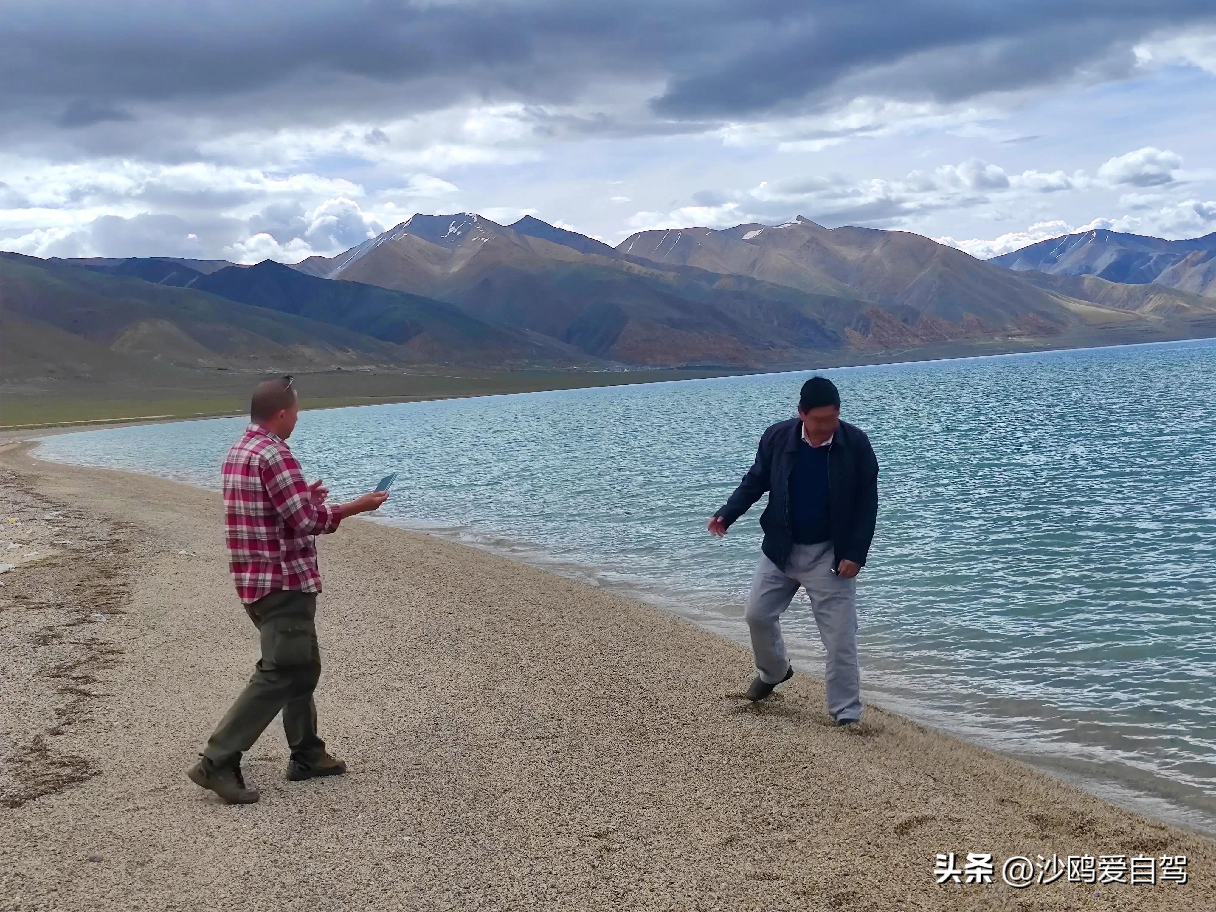 自驾四进*藏西***疆新**第12天:人在囧途:当惹雍措圣湖边陷车,轮胎鼓包