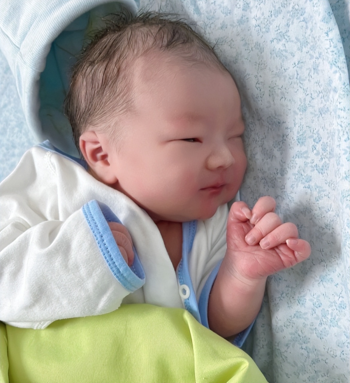 宝宝需不需要喝水怎么判断,婴儿有哪些症状需要喝水