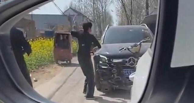 奔驰车堵路大妈疯狂砸车后续,大妈砸奔驰车事件