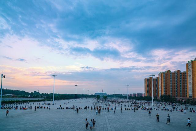 男子十万元买8套房,男子27岁购买100多套房