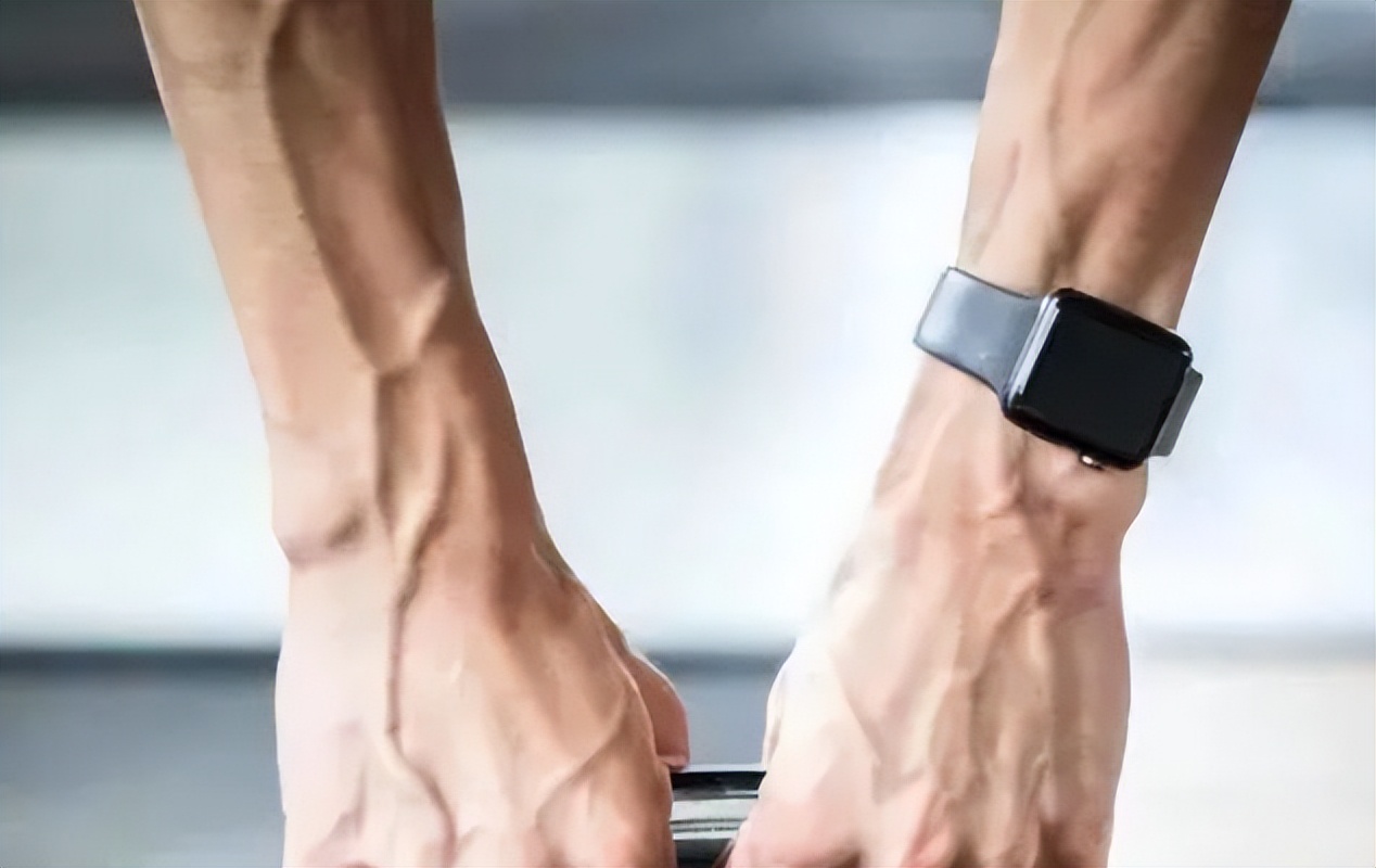 人手臂上的青筋看得出吗,手臂爆青筋是天生的吗