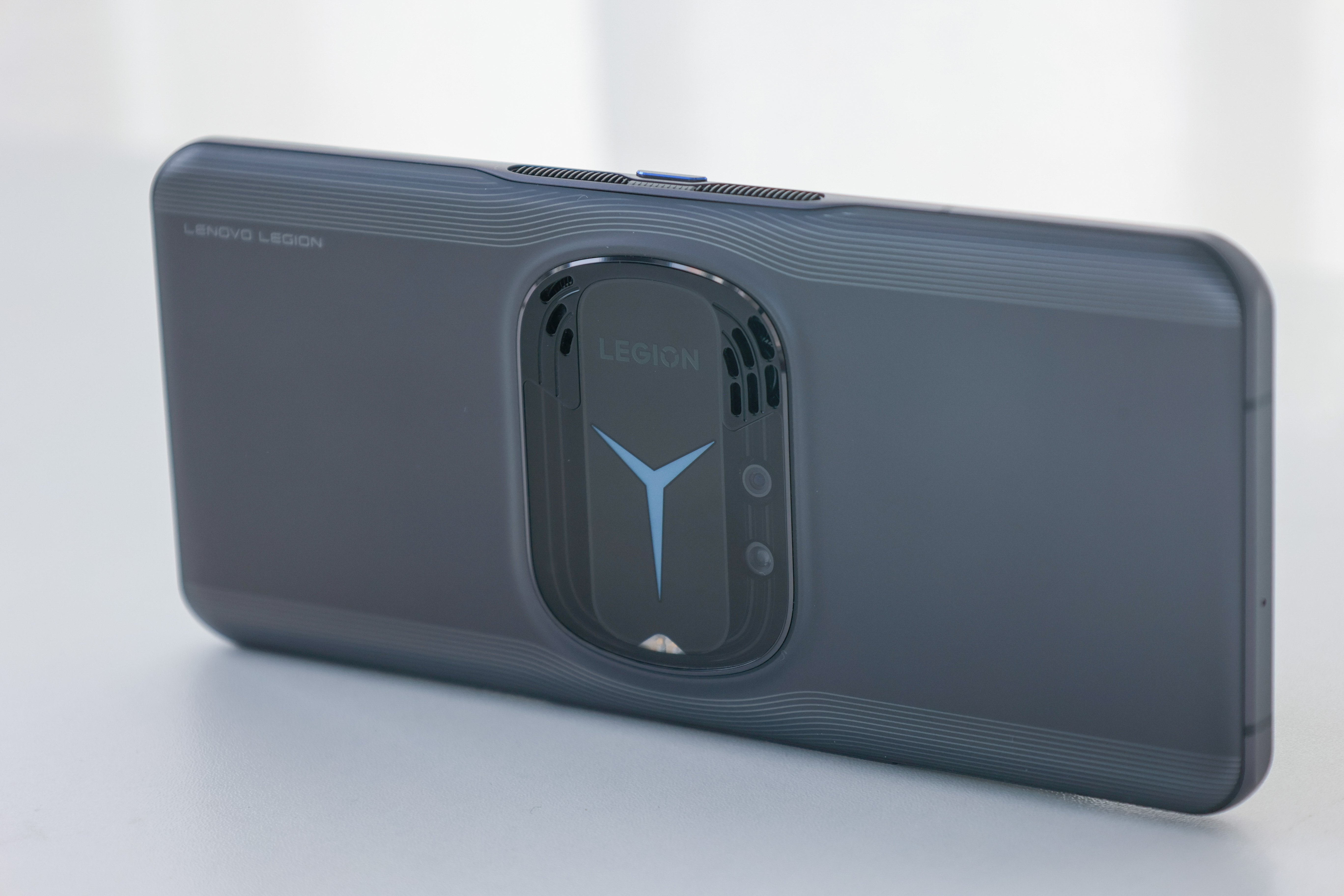 拯救者y90电竞手机科技美学,拯救者电竞手机y90玩游戏