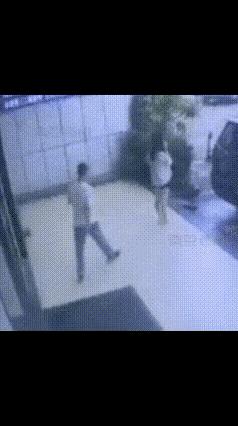 男子大白天公然伸手摸孕妇*体下**，要是在83年严打他会被怎么处理？