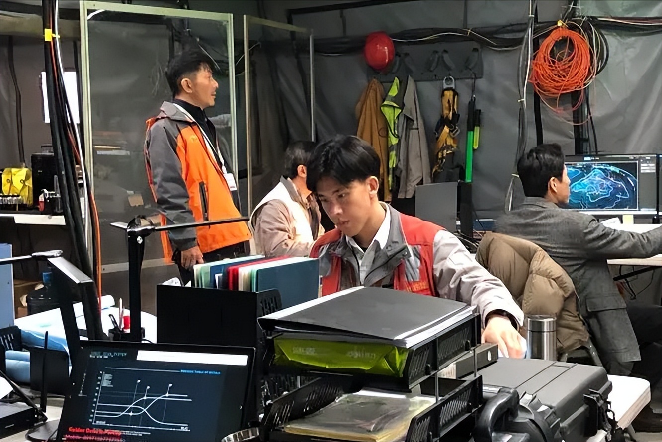 寻求集体认同的救助者，是生与死的过渡性标准，连通众人伦理情感