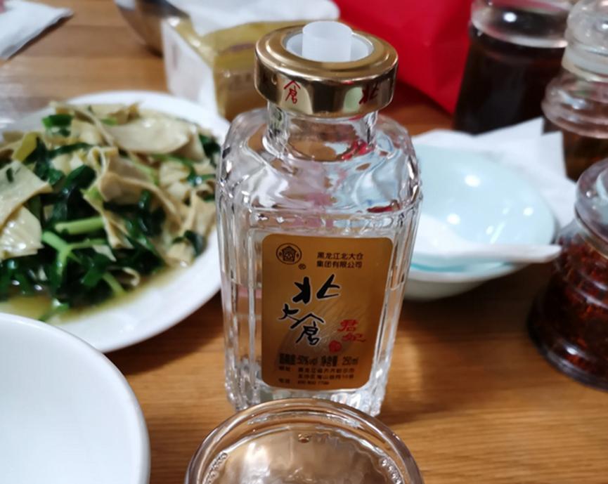 街边不起眼的烟酒店看似生意惨淡,街边小烟酒店