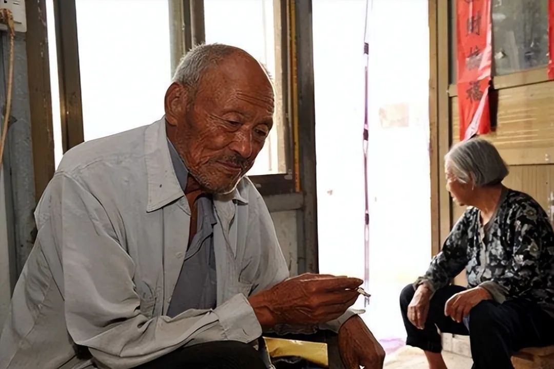 老赖横行的年代，71岁老人和11岁少年亲身演绎，什么叫做“信义”