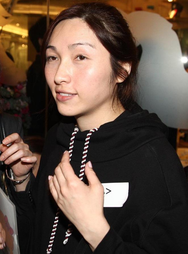 她是香港名媛,25岁放弃家族事业与古巨基谈恋爱,52岁在美国产子