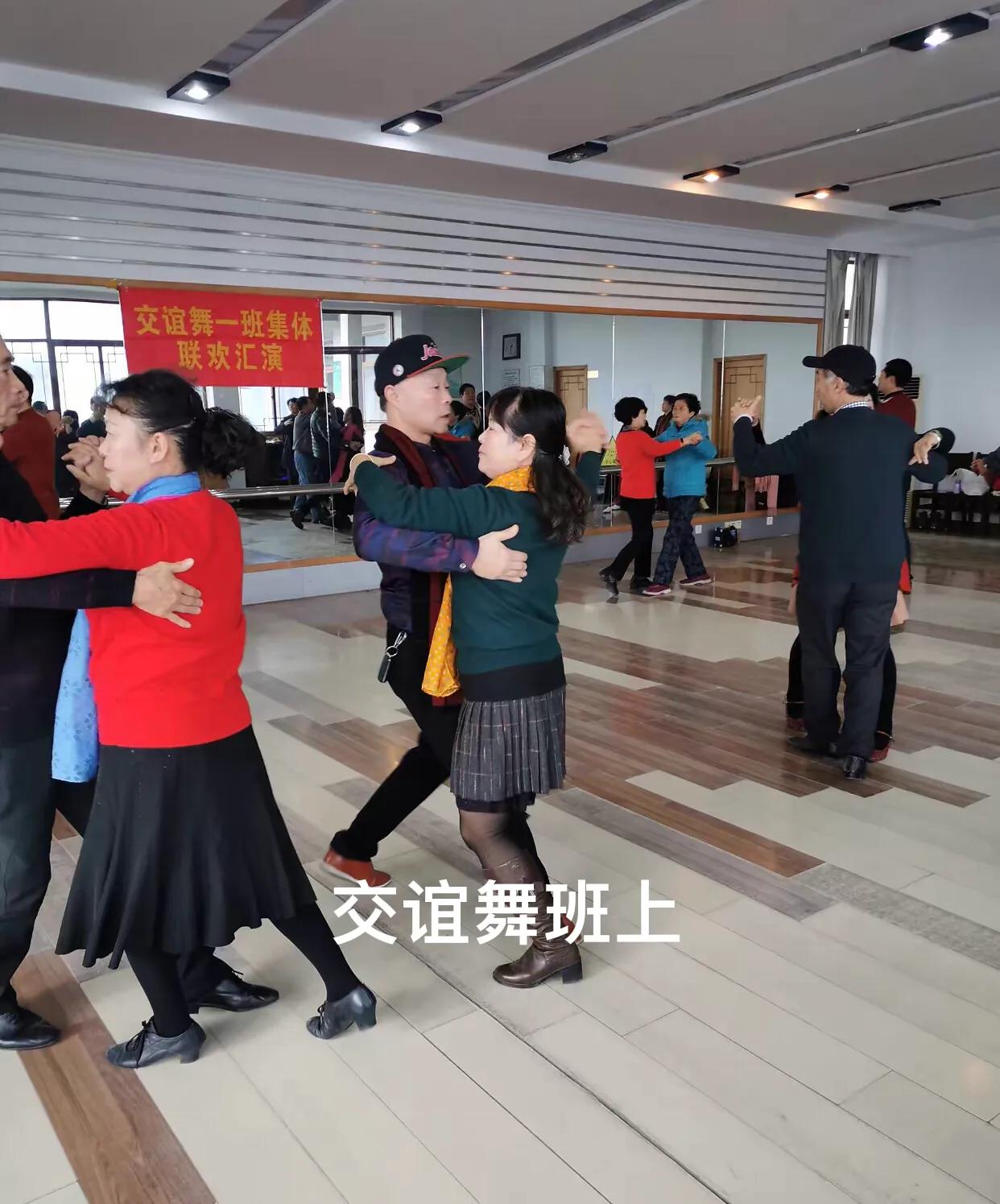 老公爱上跳交谊舞的舞伴，拿走80万积蓄，半年后哭着回来求我复婚