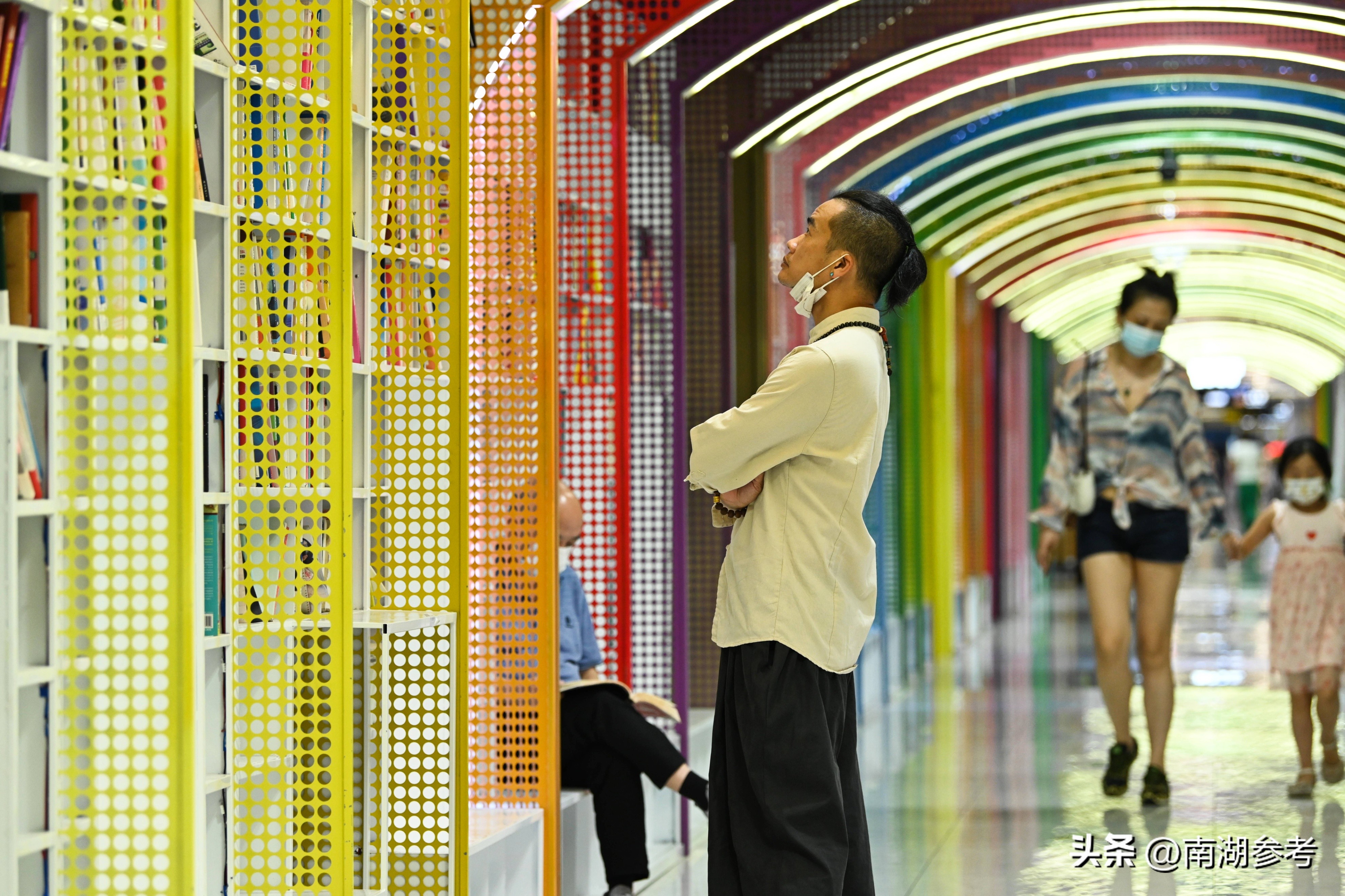 南宁24小时营业的书店,南宁地铁站现百米彩虹书店