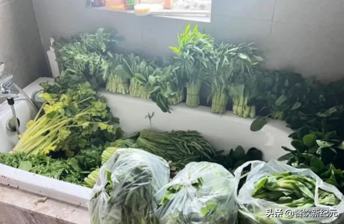 北京男子家里存货堪比菜市场，连浴缸都装满了，网友：劝你善良