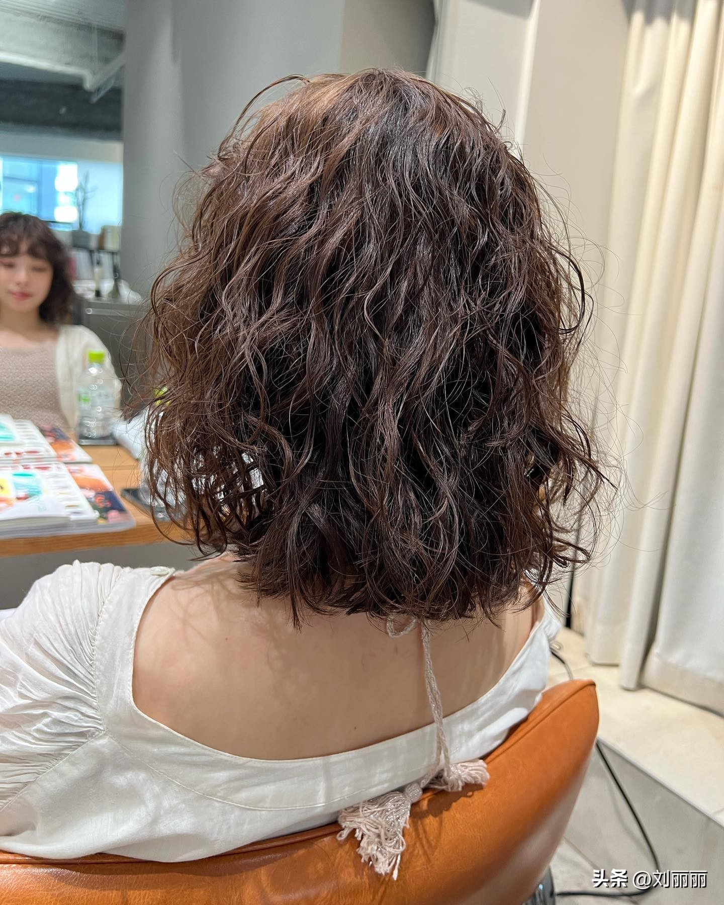 减龄高马尾头顶蓬松时尚发型扎法,40岁减龄发型短发时尚