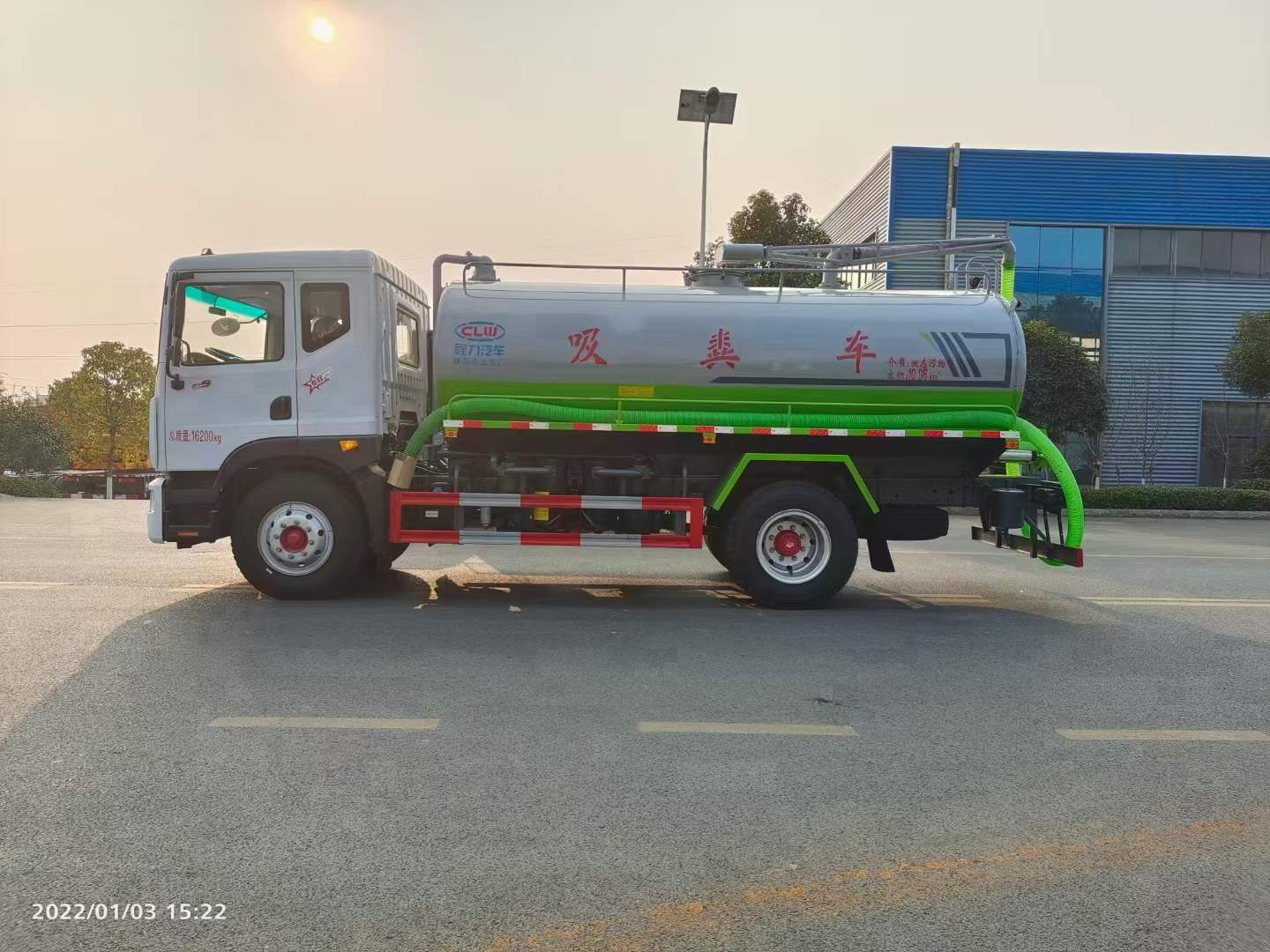 东风5吨吸粪车多少钱,5吨东风国五抽粪车报价