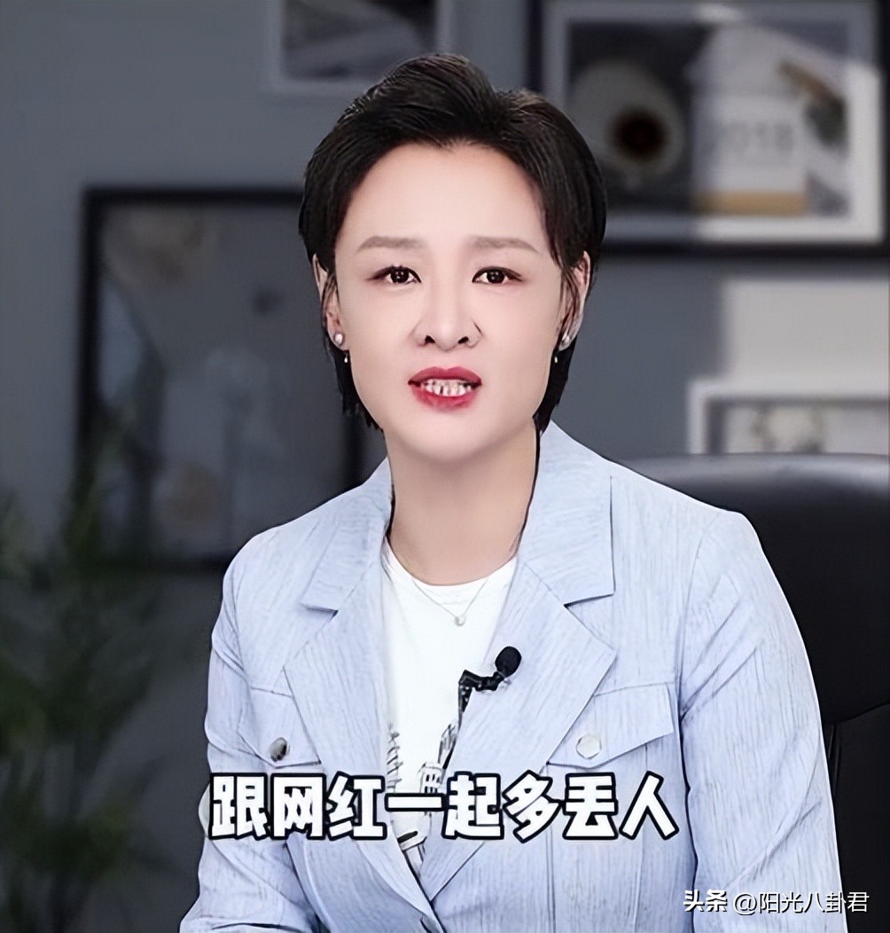 十年前汶川主持人落泪,2008年汶川大地震李小萌实地采访