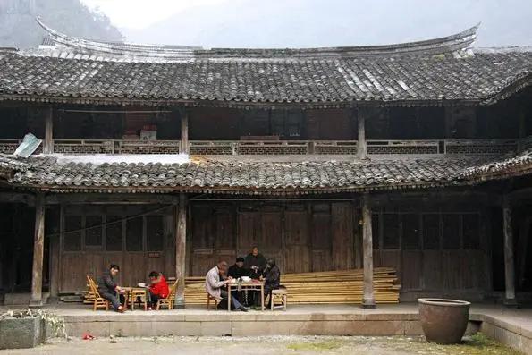 半夜邻居家狗叫算扰民吗,半夜狗冲着门口叫个不停怎么回事