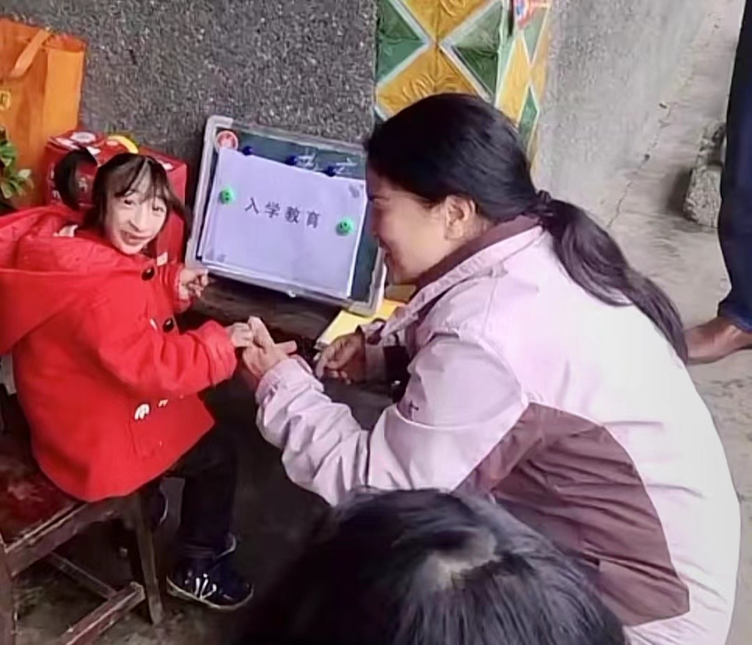 袖珍人梁小小刚刚出生的样子,袖珍女孩梁小小现在长大的样子