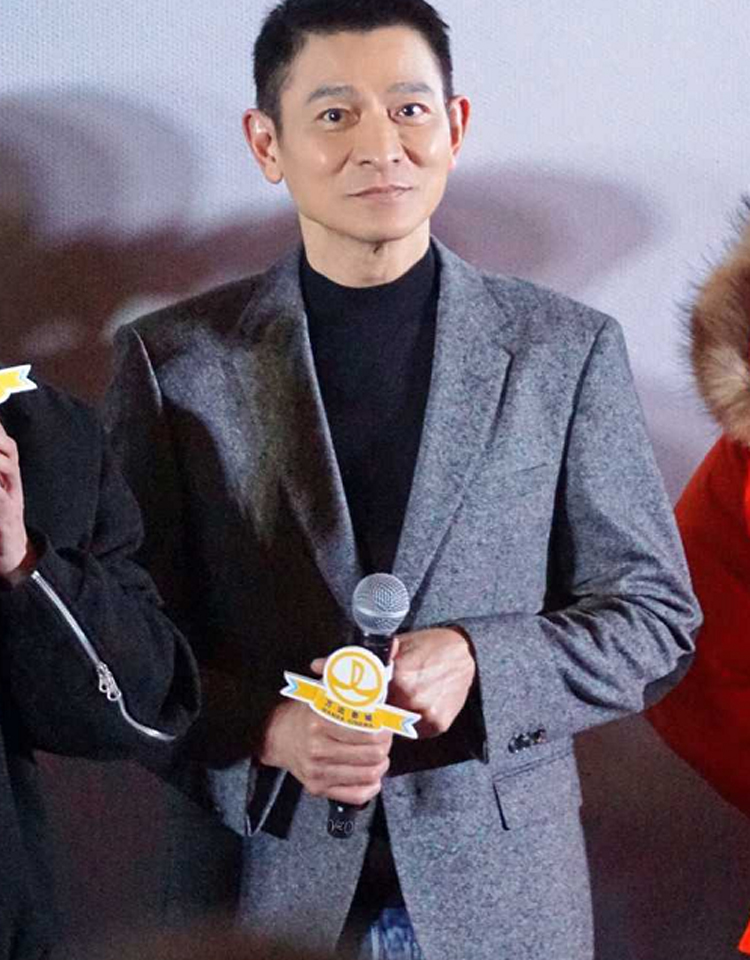 刘德华60岁生日西服配牛仔裤,刘德华年轻时穿牛仔裤白体恤